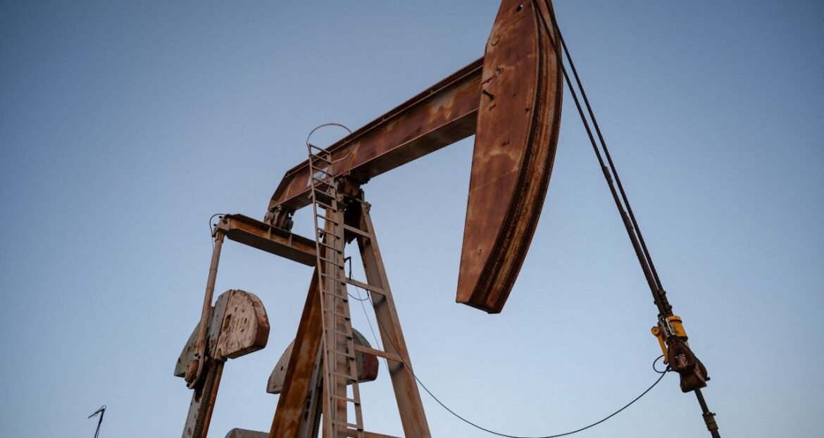 Petróleo sobe apesar de perdas parciais, rumo a um recorde histórico.