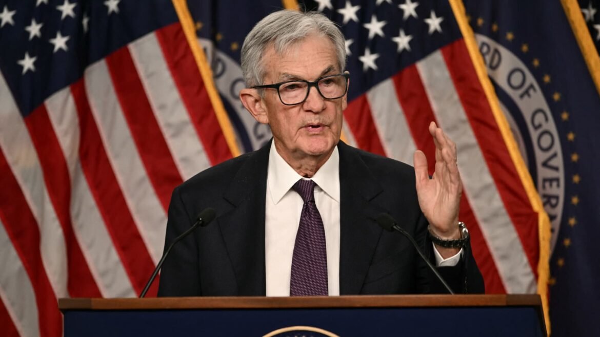 Presidente do Fed, Powell, complica planos de Warsh para cortes rápidos na taxa de juros.