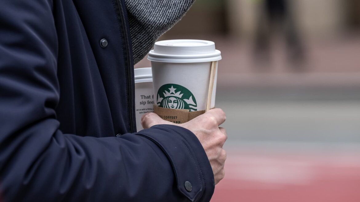 RBC rebaixa a classificação da Starbucks após um forte início de 2026, afirmando que as expectativas de crescimento são excessivas.