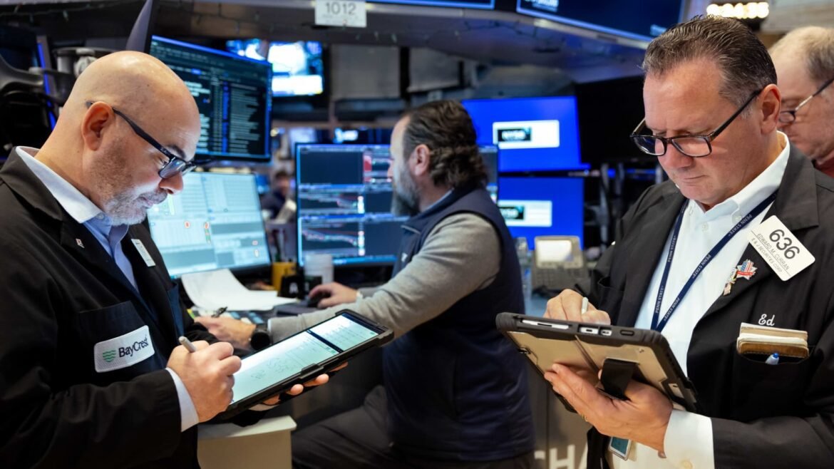 S&P 500 atinge ponto técnico crucial; traders observam se irá se manter.