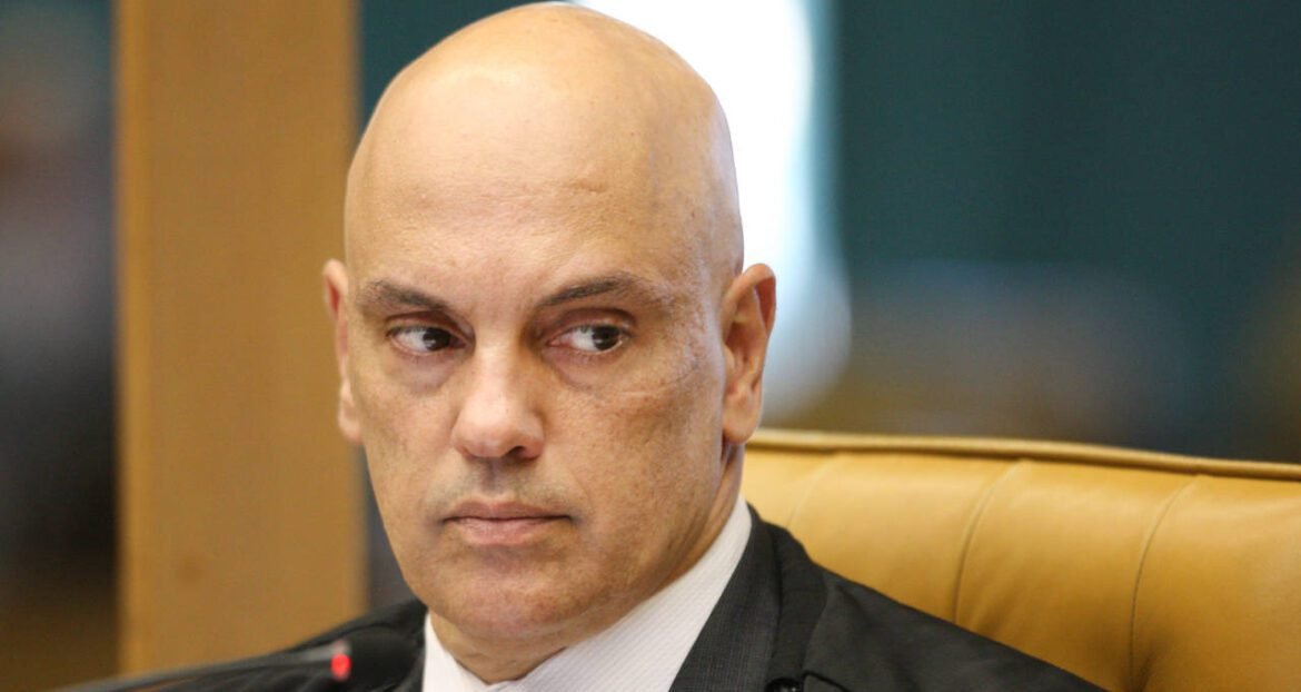 Supremo Tribunal ordena à PF a abertura de inquérito sobre vazamento de diálogos suspeitos com Moraes, após solicitação da defesa de Vorcaro.