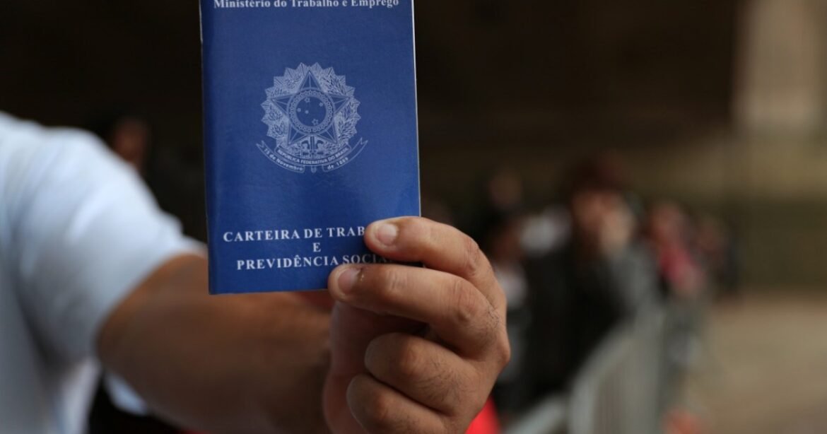 Taxa de informalidade atinge o menor nível desde 2020, revela IBGE.