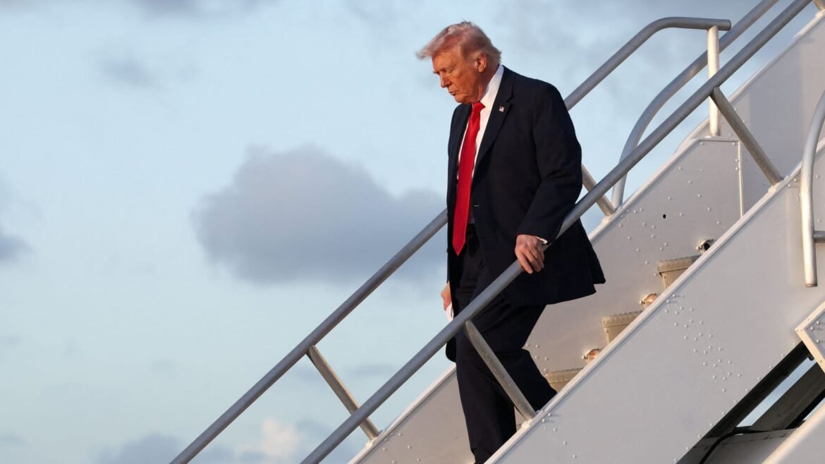 Trump menciona que Cuba pode sofrer uma "tomada amistosa" à medida que a crise de combustível se agrava.