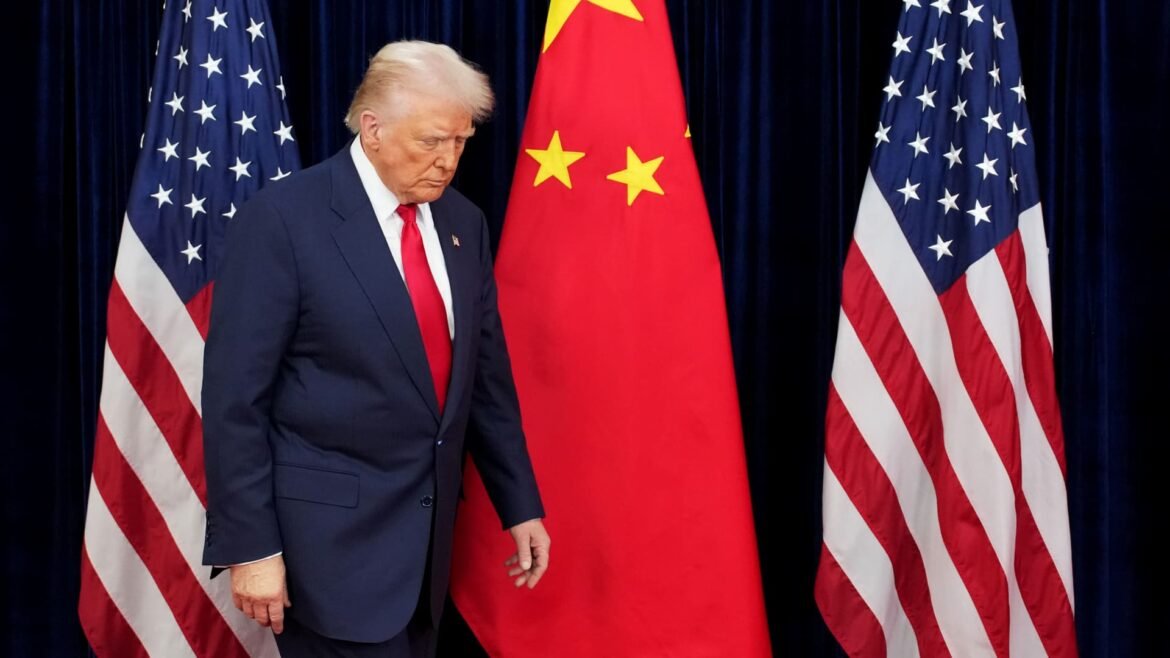 Trump sinaliza possível adiamento da cúpula em Pequim enquanto EUA pressionam China a auxiliar na reabertura do Estreito de Hormuz.