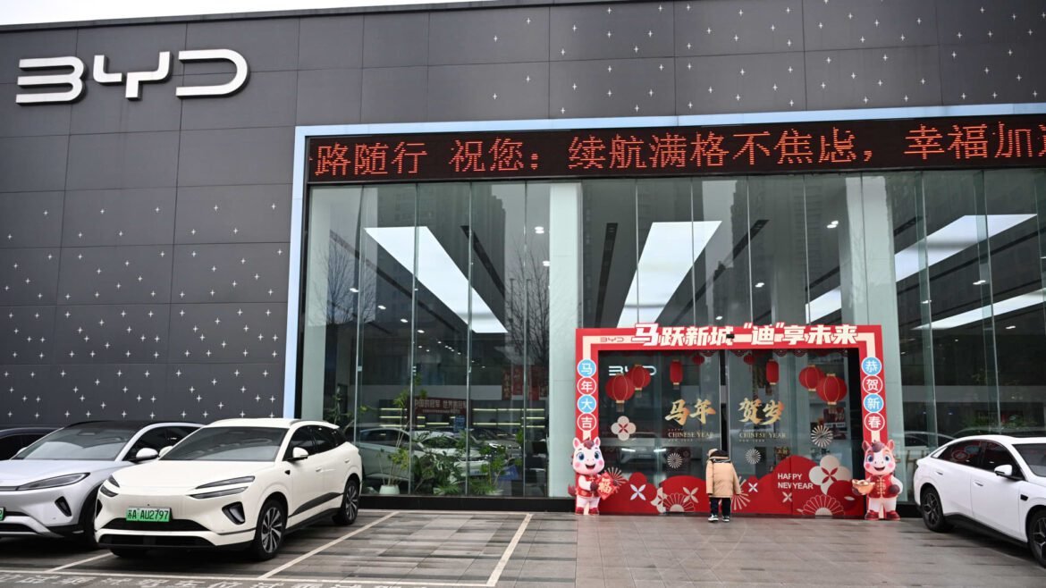 Vendas da BYD despencam nos primeiros dois meses de 2026 enquanto gigante de veículos elétricos perde espaço para concorrentes.