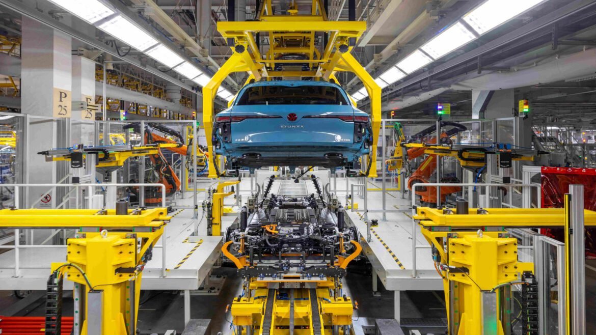 Volkswagen avança em veículos elétricos com assistência ao motorista sem a Nvidia, afirma executivo.