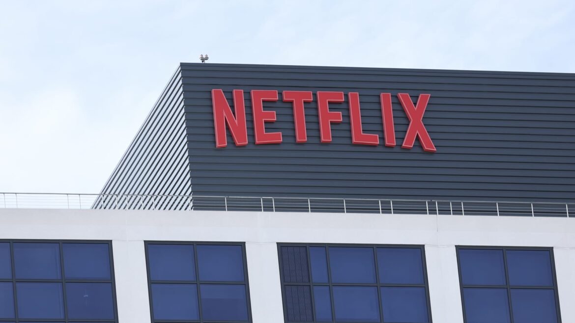 Wells Fargo rebaixa avaliação da Netflix devido a aumento nos investimentos em conteúdo e desaceleração na receita.