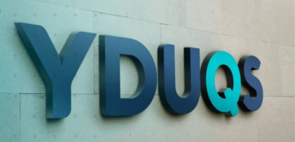 Yduqs (YDUQ3) registra lucro ajustado de R$ 60,2 milhões no 4T25, apresentando uma queda de 2,5%.