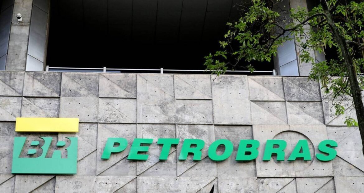 Acionistas da Petrobras trocam 4 dos 11 membros do conselho; descubra quem são os novos integrantes.