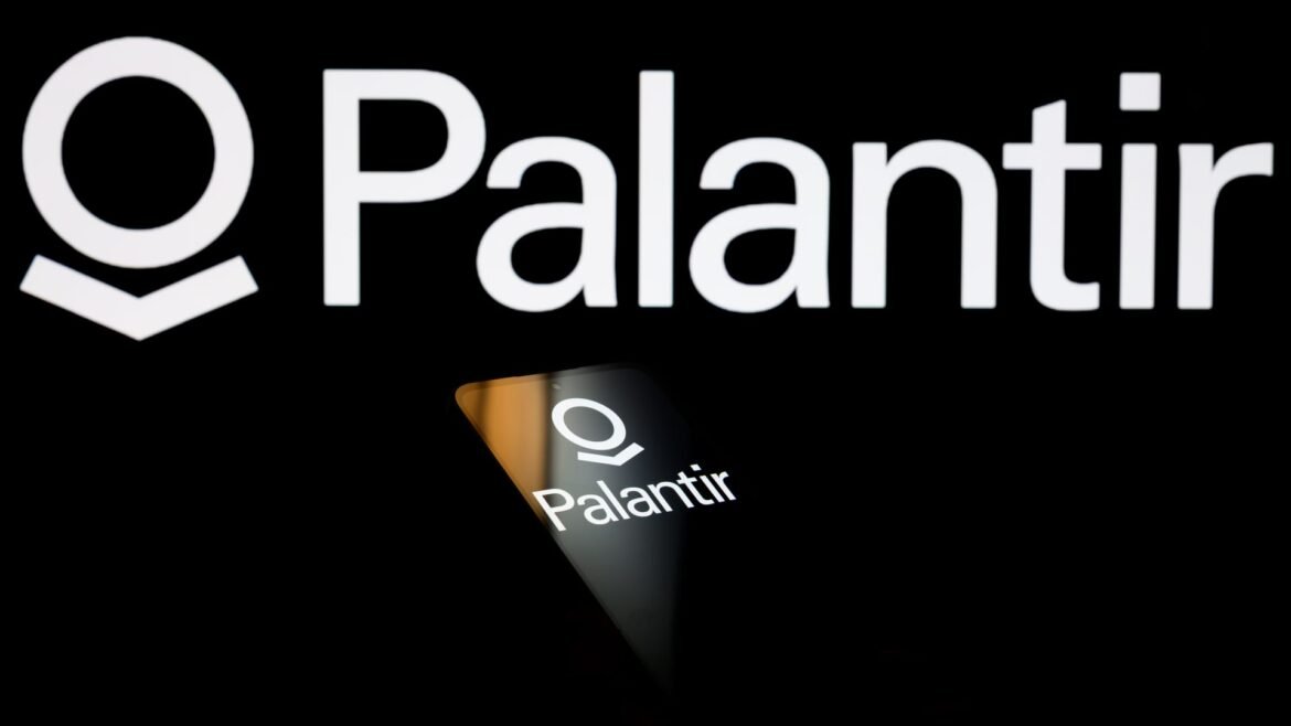 Ações que mais se destacam ao meio-dia: PLTR, MRVL, CRWV, ZS