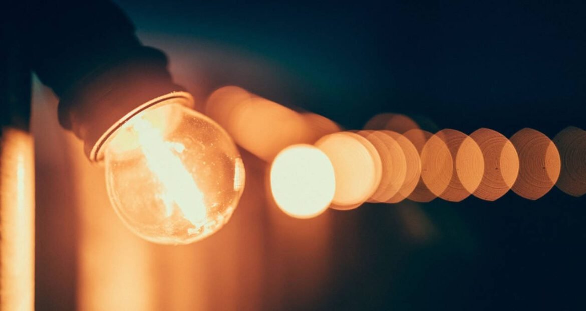 Aneel anuncia bandeira amarela para maio, o primeiro mês com acréscimo na conta de luz em 2026.