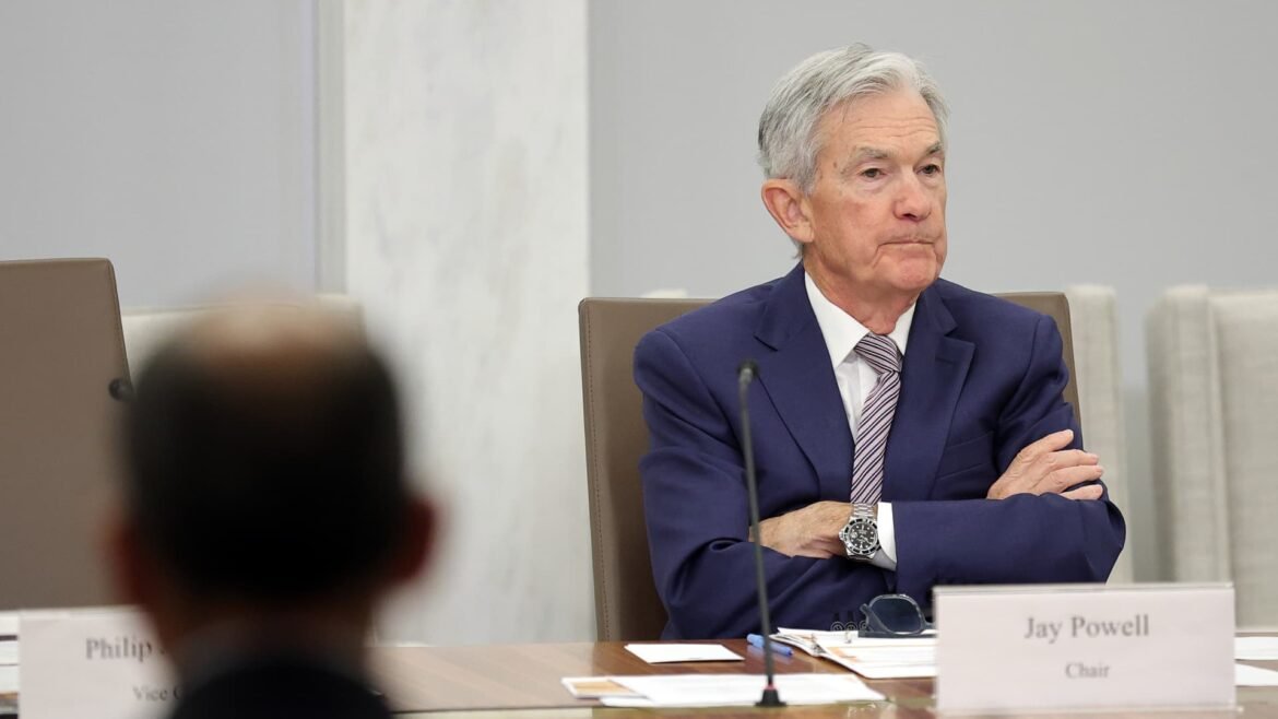 Apostadores da Kalshi preveem que Powell continuará como Presidente do Fed.