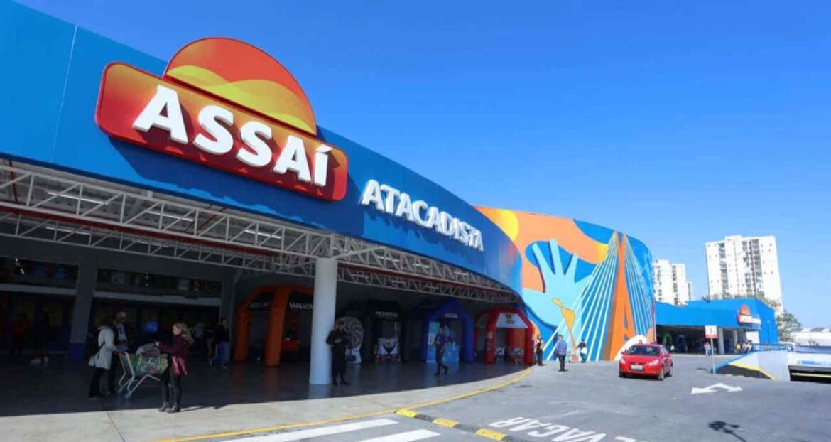 Assaí (ASAI3) registra queda de 47% no lucro do 1T26, totalizando R$ 86 milhões.