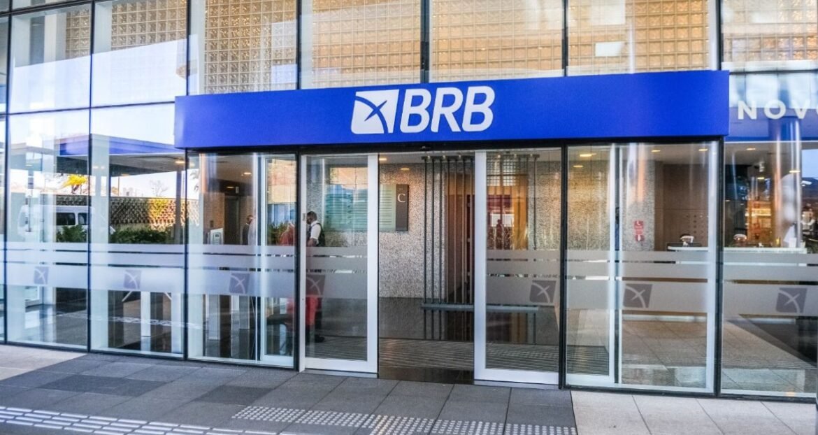 BRB irá focar no fechamento de agências e na ampliação do atendimento virtual em plano de reestruturação, revela presidente em entrevista.