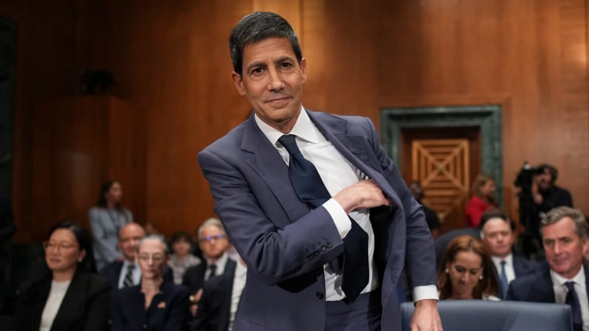 Candidatura de Kevin Warsh para o Fed de Trump supera importante obstáculo no Senado, abrindo caminho para votação final.