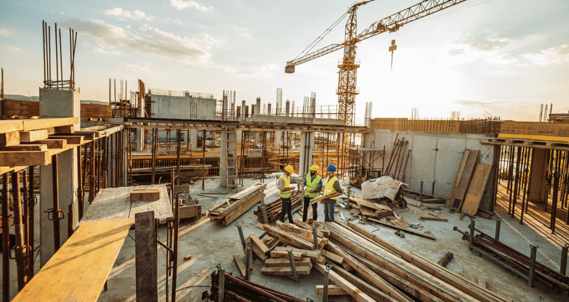 Construtora despenca até 7% após previsão do 1T26, mas bancos mantêm recomendação de compra e projetam alta de quase 80% para os papéis.