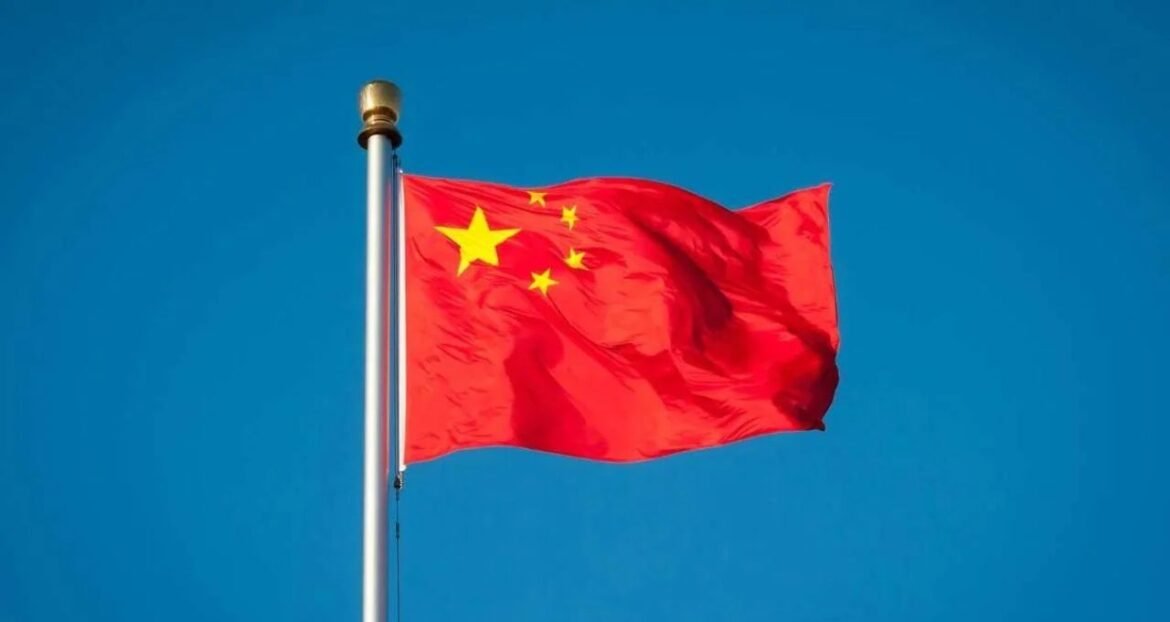 Economia da China surpreende com crescimento de 5% no primeiro trimestre, mas enfrenta desafios devido à guerra.