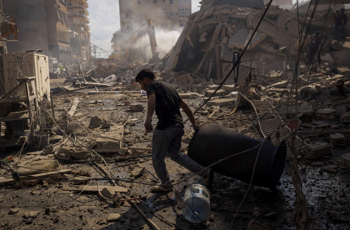 Estreito permanece fechado e conflitos no Líbano ameaçam trégua; EUA e Irã iniciarão negociações de paz pela primeira vez na guerra.