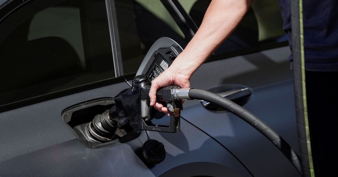 Gasolina nos EUA: Aumento de 37% em Relação ao Período Pré-Guerra no Irã