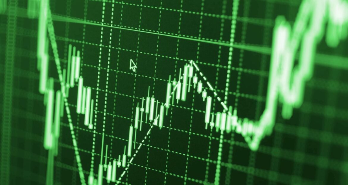 Ibovespa atinge 198 mil pontos, alcançando novo recorde histórico pela quarta vez consecutiva; dólar recua para R$ 4,99.