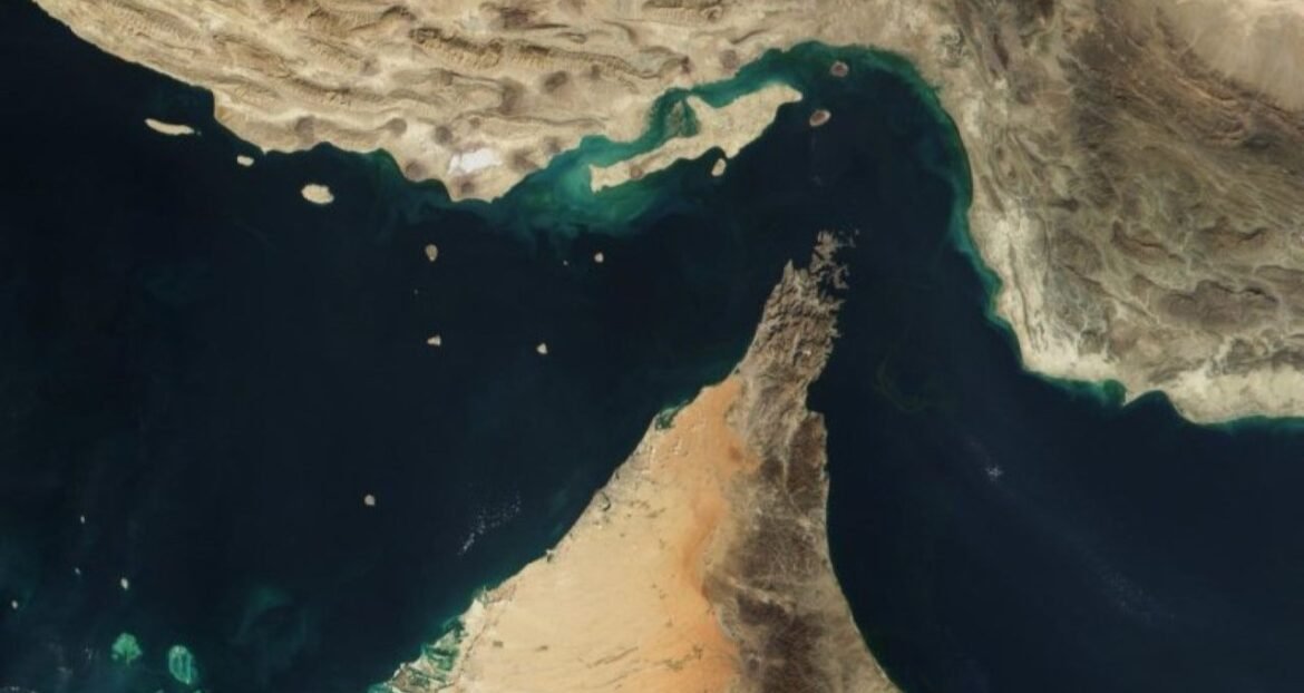 Irã anuncia fechamento do Estreito de Ormuz