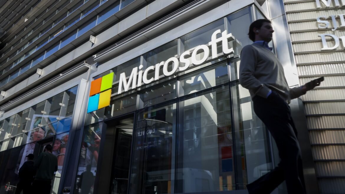 Lucros do trimestre da Microsoft revelam alta demanda por IA; mercado projeta grandes ganhos nas ações.