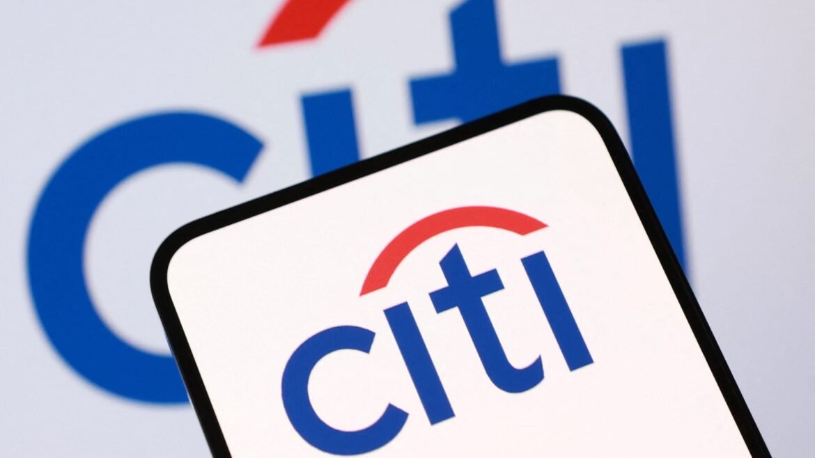 Mike Mayo afirma que o Citi continua sendo sua escolha preferida, prevendo que a reestruturação impulsionará as ações.
