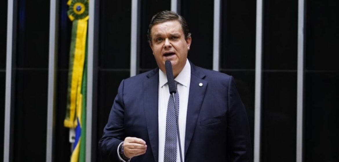 Ministro da Previdência adia proposta eleitoral a pedido do presidente e permanece no governo.