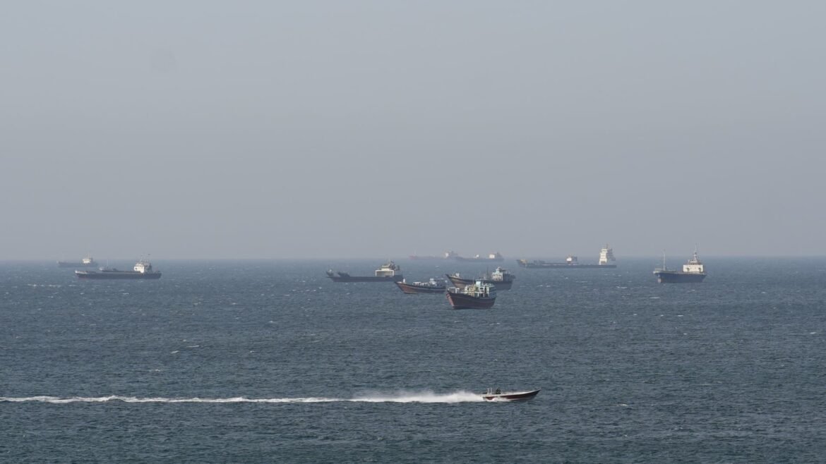 Navio Encalaçado e Estreito Bloqueado