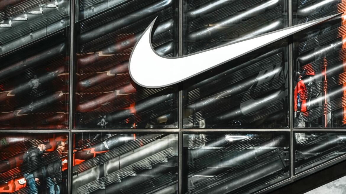Nike sofre rebaixamentos por parte de alguns bancos de Wall Street devido a perspectivas de vendas desanimadoras.