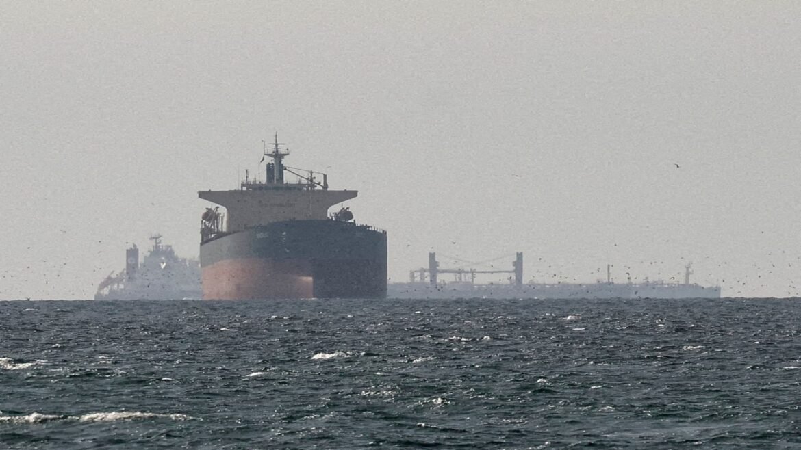O petróleo dispara após ataques a navios por Irã e EUA, elevando tensões no Hormuz