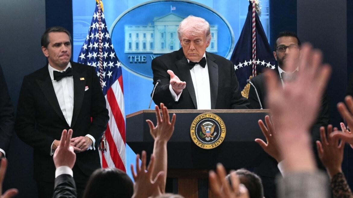 Postagem de Trump no Truth Social ameaça Irã com imagem em IA dele armado.