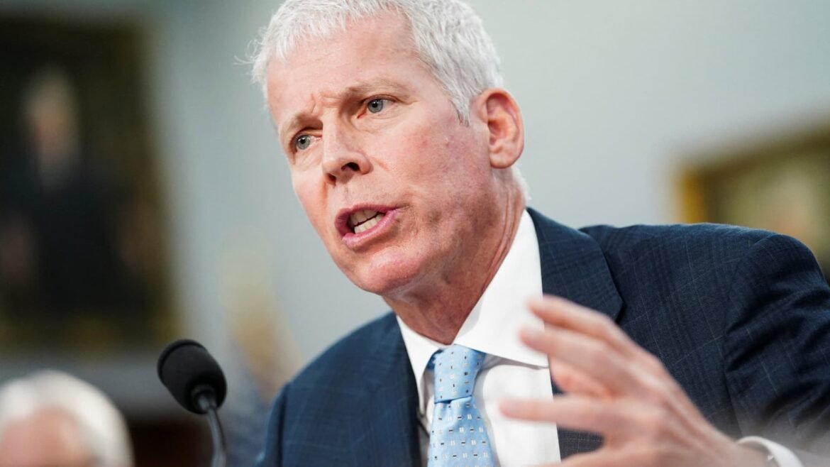 Preços da gasolina podem não cair abaixo de US$ 3 até o próximo ano, afirma Wright.