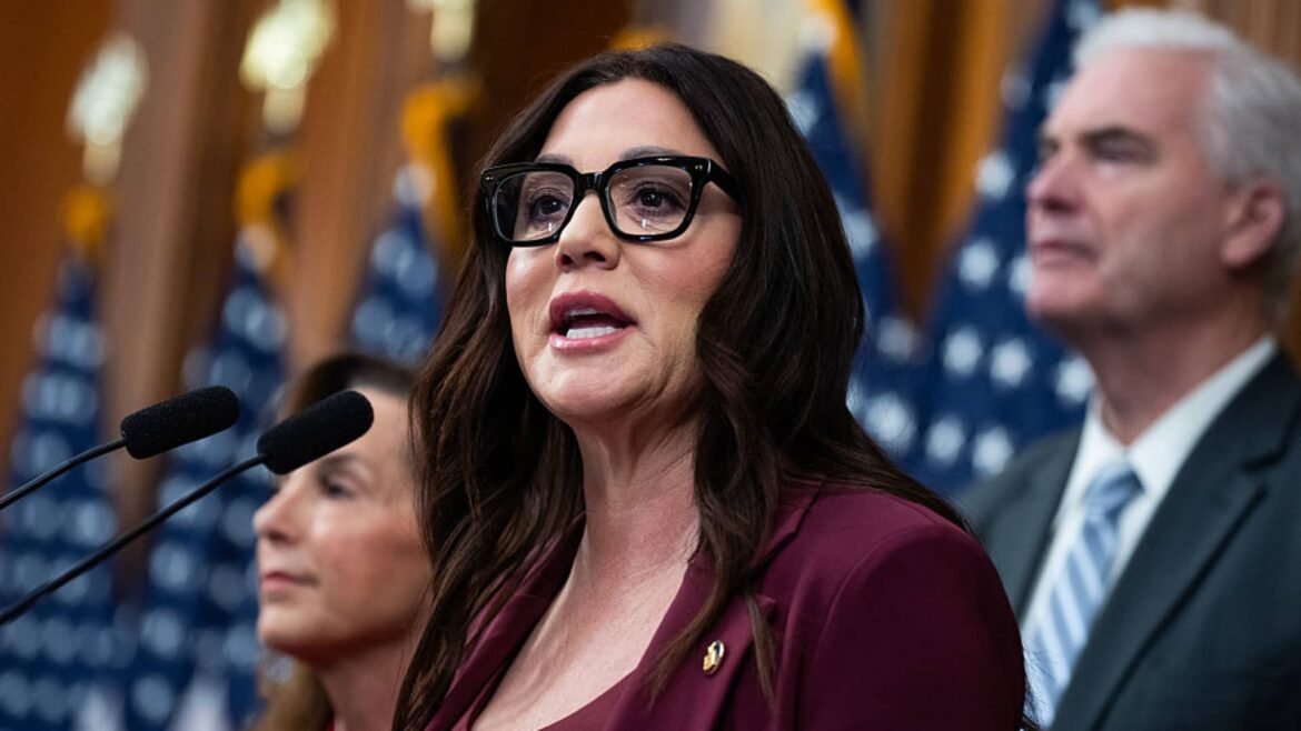 Secretária do Trabalho, Lori Chavez-DeRemer, deixa o gabinete de Trump