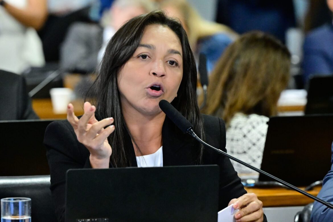 Senadora expressa descontentamento com candidatura presidencial de Ronaldo Caiado, abandona o PSD e se filia ao PT.