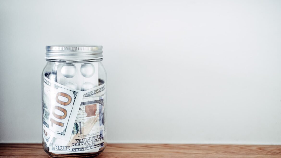 Taxas de juros em queda, mesmo sem cortes do Fed. Descubra onde ainda é possível ganhar 4% no seu dinheiro.