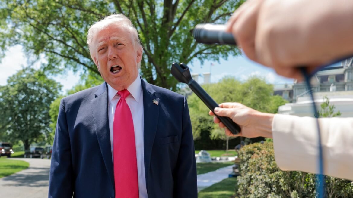 Trump afirma que preços dos combustíveis não estão altos; americanos discordam.