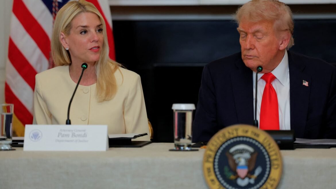 Trump demite a procuradora-geral Pam Bondi, segundo relatos.