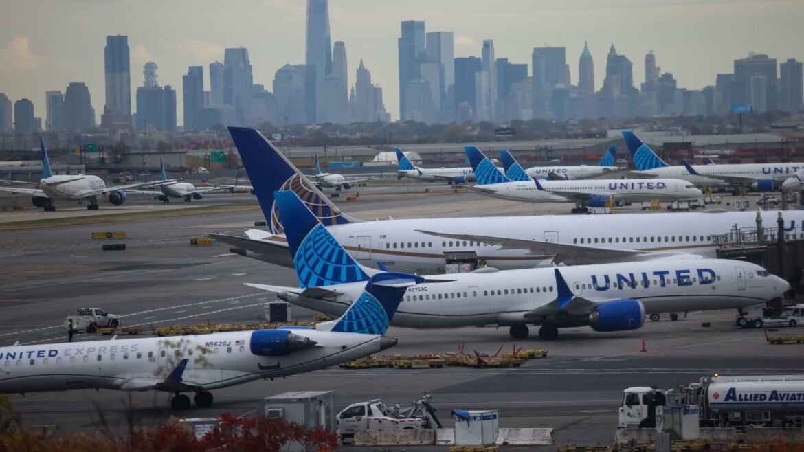 United Airlines aumenta taxa de bagagem despachada em R$10 devido à alta dos preços dos combustíveis.