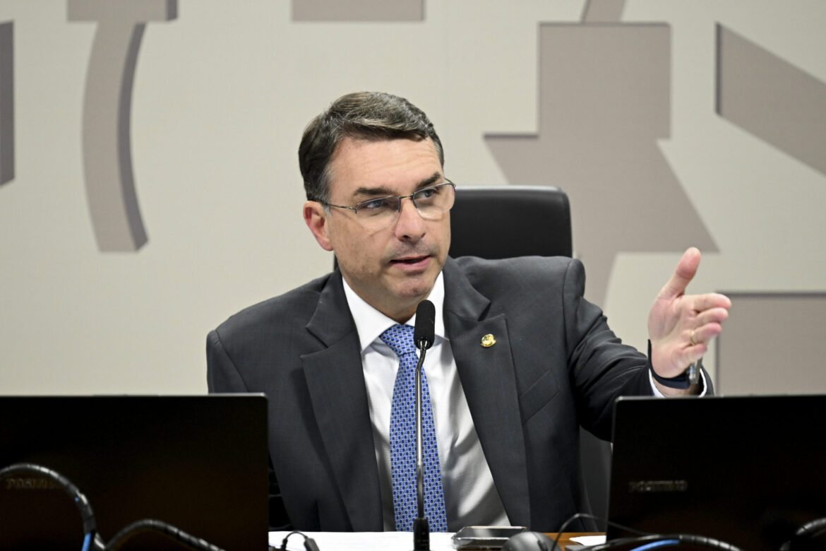 95,6% dos eleitores conhecem conversas entre Flávio Bolsonaro e Vorcaro