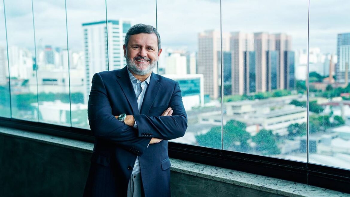 A Simpress realiza um investimento de R$ 750 milhões em um novo banho de loja.