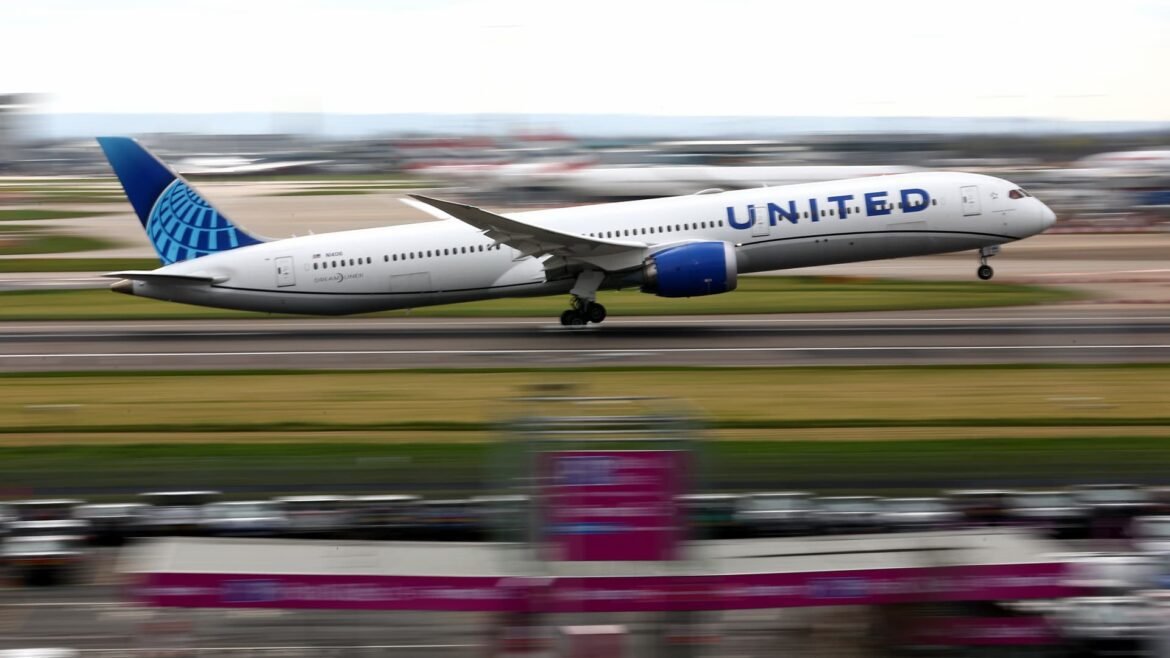 Ações com as Maiores Variações ao Meio-dia: UAL, TOL, HAS, NVDA