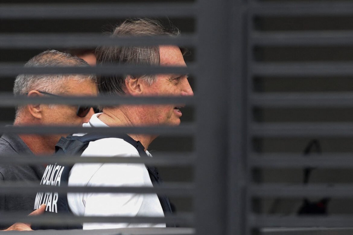 Após cirurgia no ombro, Bolsonaro tem alta e volta à prisão domiciliar.