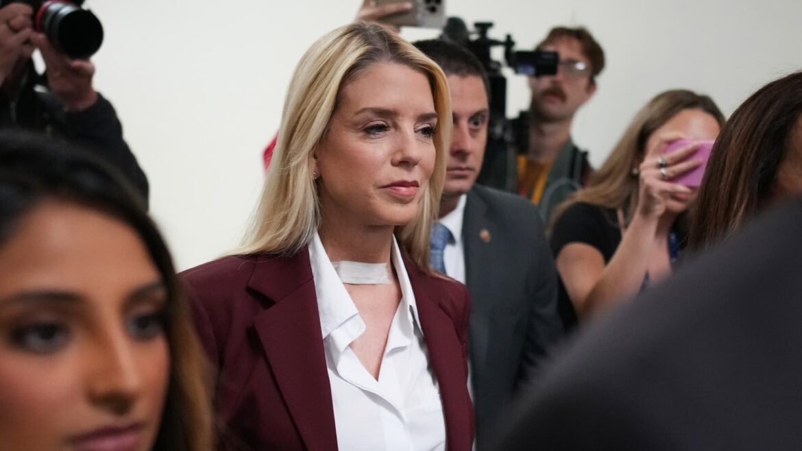 Bondi defende a gestão dos arquivos de Epstein perante o comitê da Câmara
