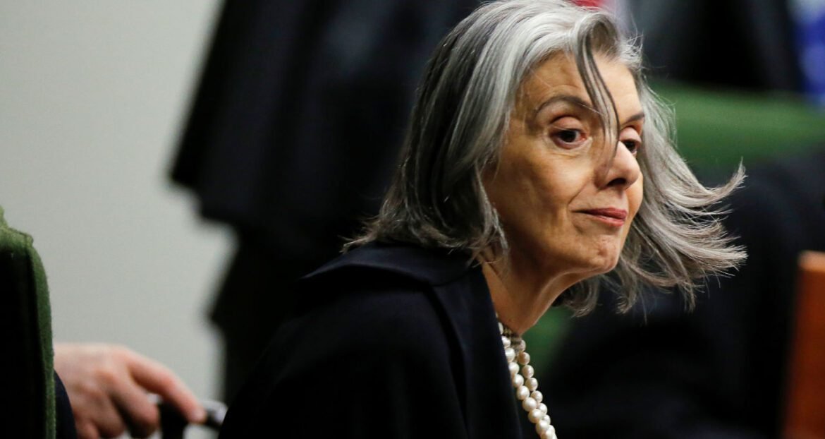 Cármen Lúcia condena a violência de gênero em sua última sessão como presidente do TSE