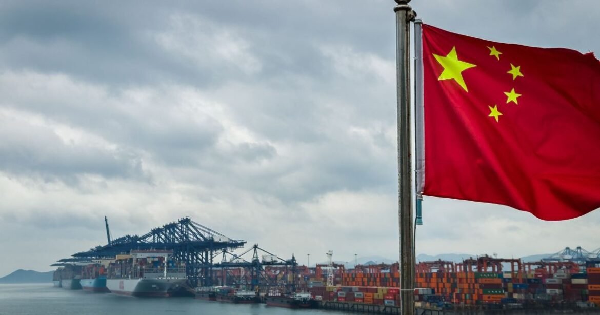 China supera pela primeira vez exportação de veículos elétricos em relação aos tradicionais.