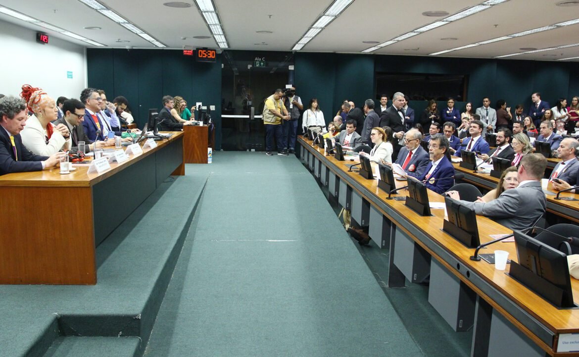 Comissão especial da Câmara aprova texto-base da PEC que extingue a escala 6x1; plenário irá avaliar a proposta.