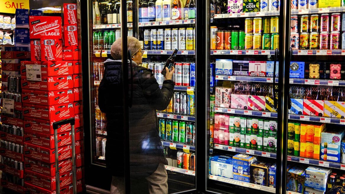 Demanda por cerveja cai com aumento nos preços dos combustíveis, revelam dados.