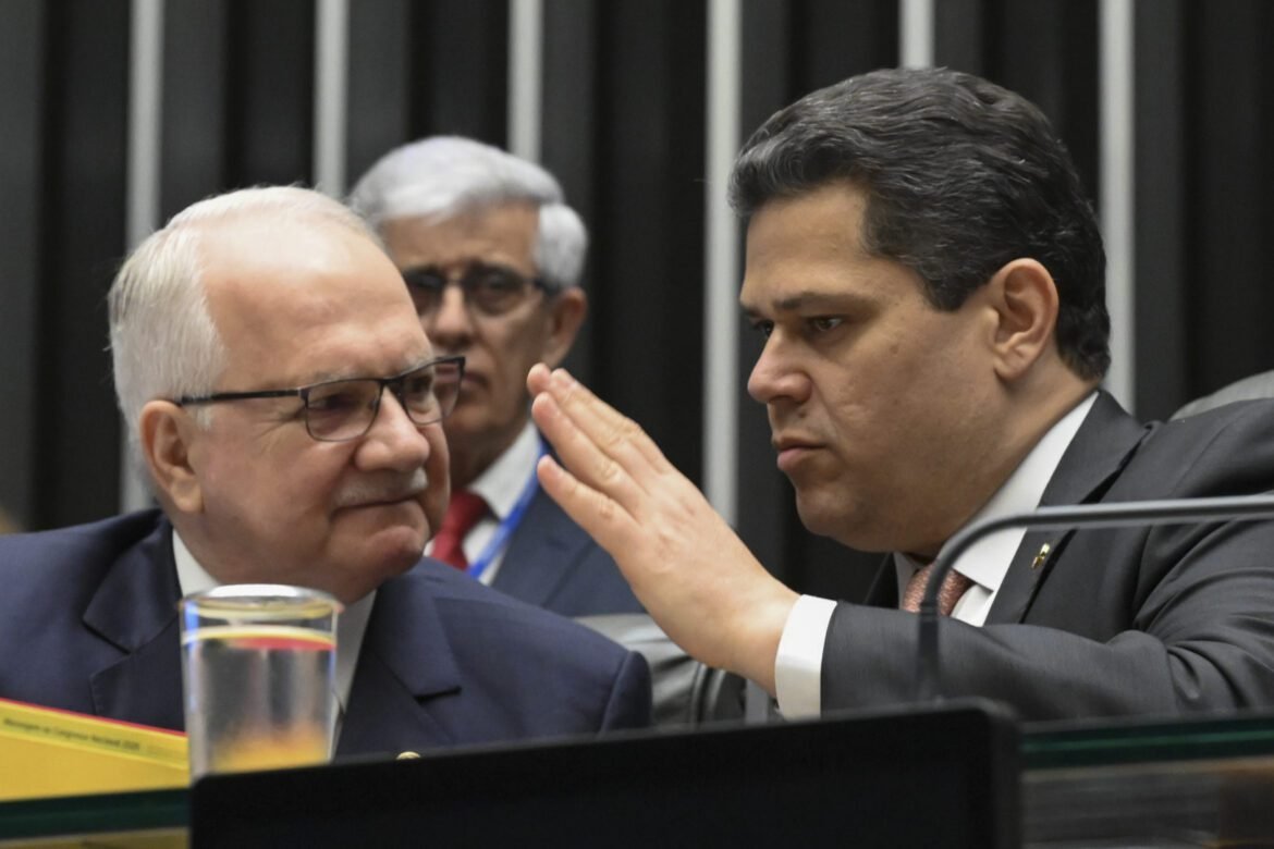 Edson Fachin e Davi Alcolumbre discutem proposta de lei para limitar 'penduricalhos'