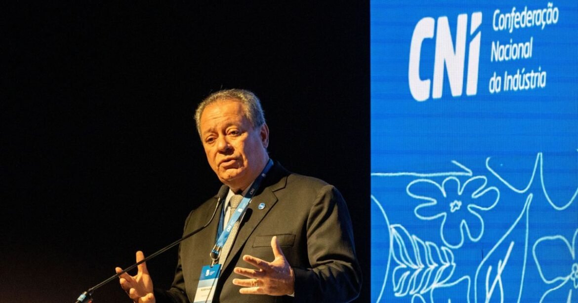Fim da escala 6x1: aumento de preços é o primeiro impacto, afirma CNI.